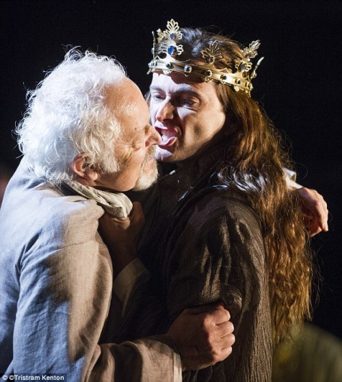 article-0-18C68FCD00000578-864_634x708