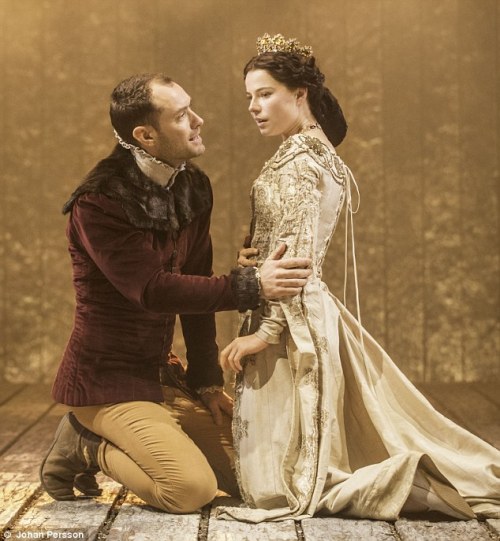 article-2518033-19CE88C100000578-993_634x687