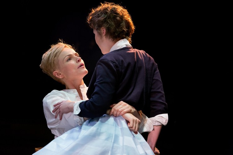 hamlet-maxine-peake-katie-west-photo-jonathan-keenan-2