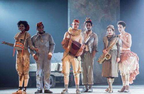 the-players-in-rosencrantz-and-guildenstern-are-dead-2017-700wx457h-1488894319