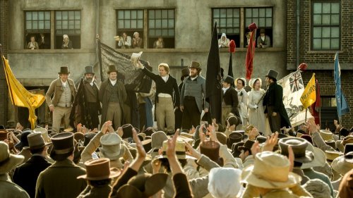 peterloo-2018-001-crowd-speech-scene