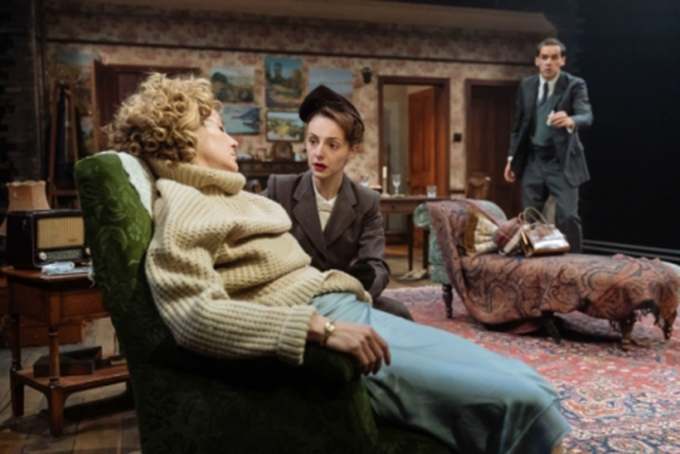 nancy-carroll-as-hester-helena-wilson-as-ann-welch-and-135789