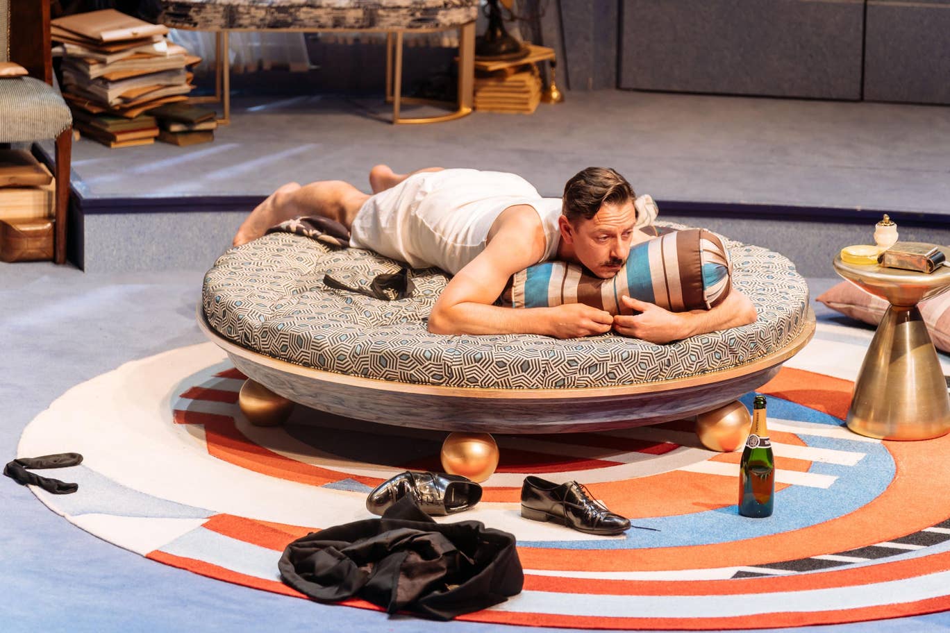 present-laughter-old-vic-credit-manuel-harlan-15