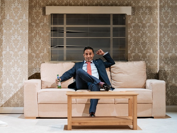 tn-500_esh-alladi-in-the-argument-at-theatre-royal-bath.-credit-manuel-harlan