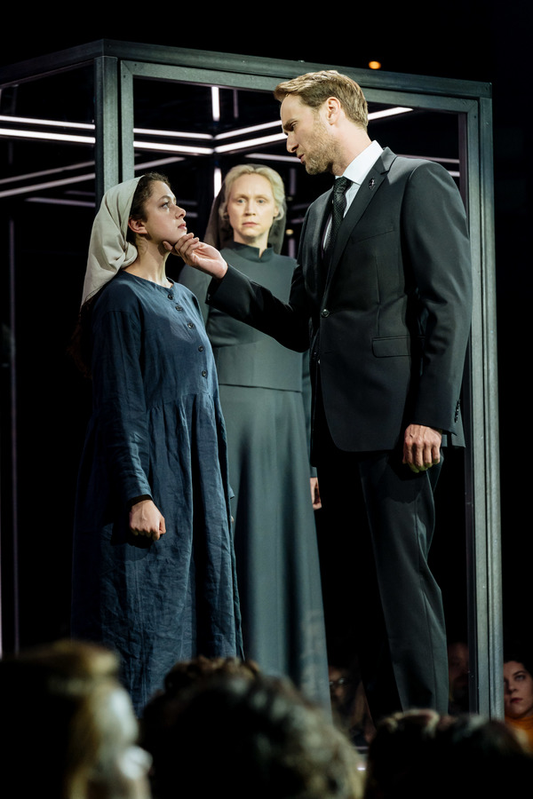 tn-500_5.l-risishainsworth(hermia),gwendolinechristie(hippolyta)andoliverchris(theseus),photobymanualharlan